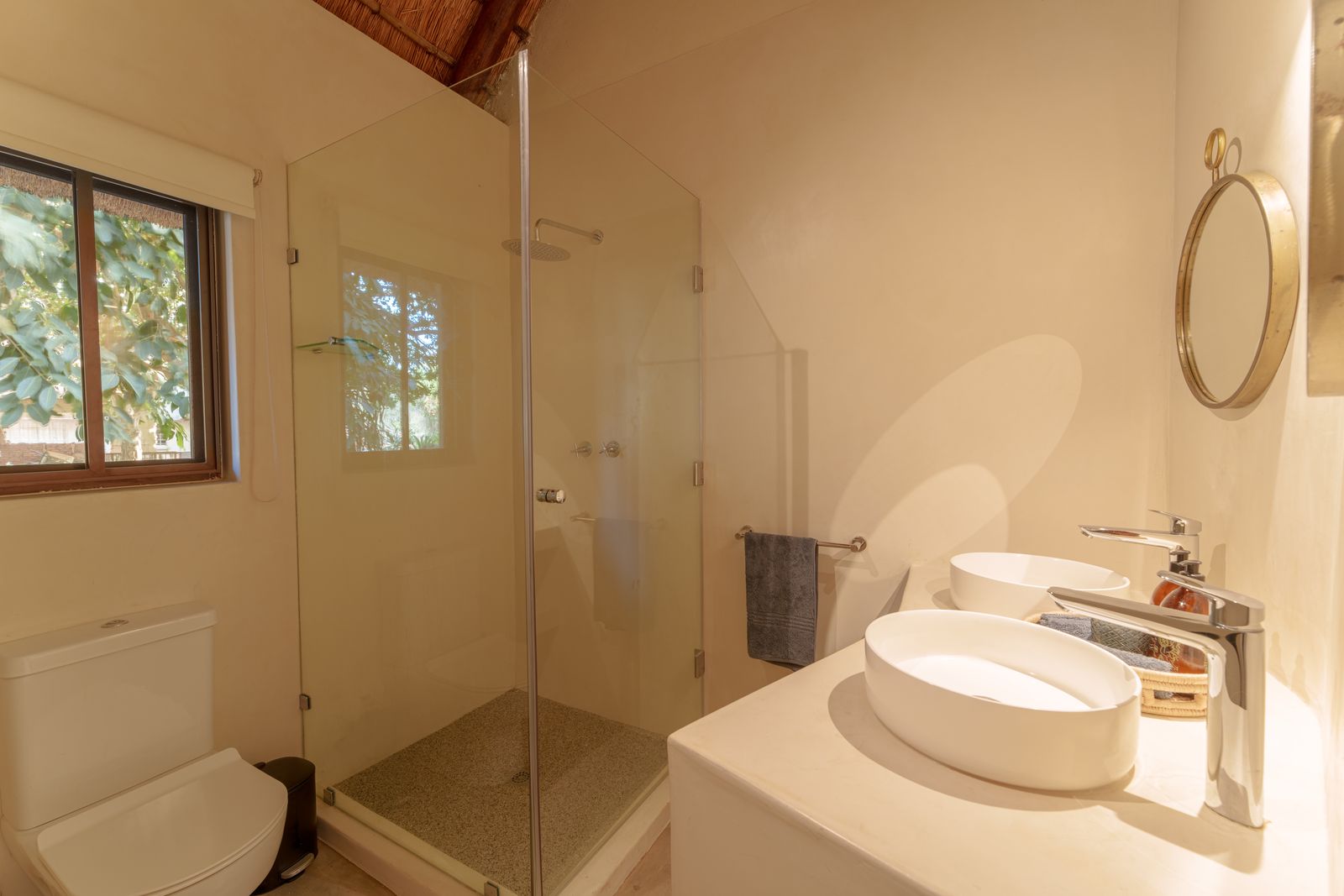 Riverfront suite bathroom